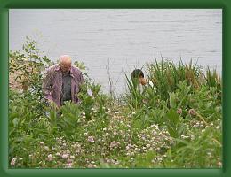 2 Hunting for poisonous plants with Mr Warren (1) * 3072 x 2304 * (1.57MB)